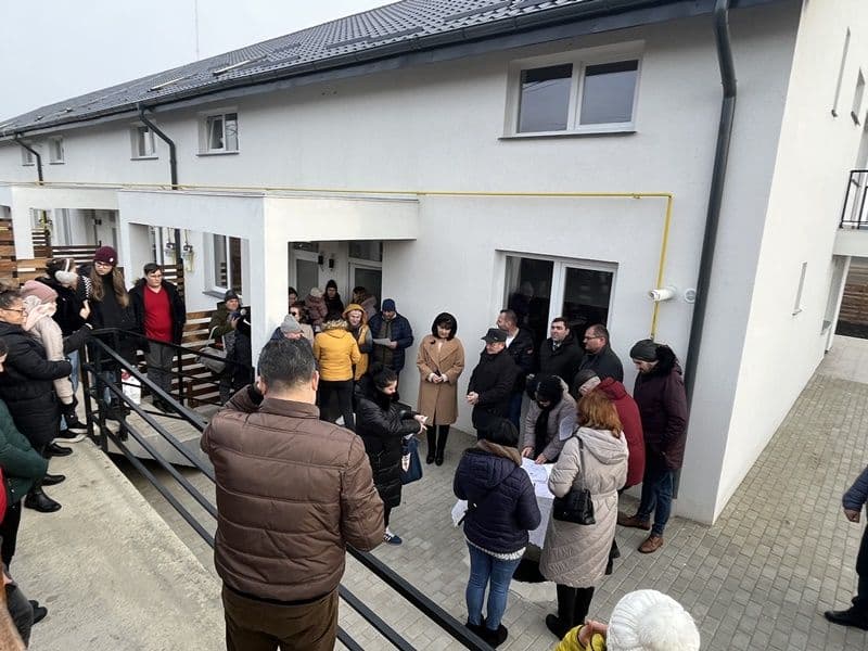Cadou de Crăciun pentru 16 familii din Dorohoi. Autoritățile locale au inaugurat un nou lot de locuințe sociale - FOTO