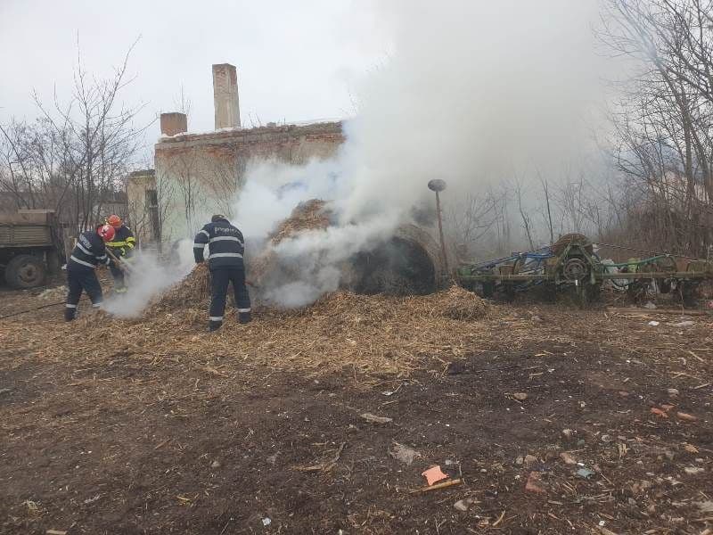 Depozit de furaje cuprins de flăcări din cauza unui foc lăsat nesupravegheat - FOTO