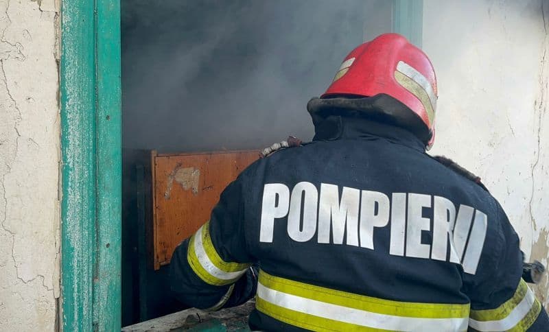 Trei familii trec prin clipe grele după ce casele în care locuiau au fost cuprinse de flăcări