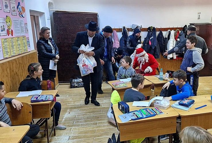 Moș Crăciun a adus daruri și la Grădinița cu Program Normal Nr. 1 Broscăuți - FOTO