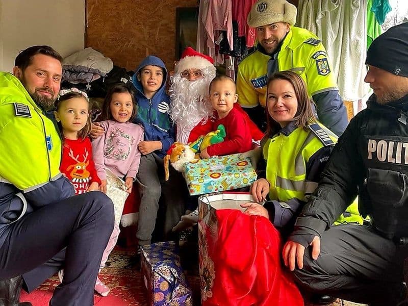 Polițiștii botoșăneni, alături de copii, în preajma sărbătorilor - FOTO
