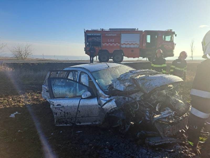 Accident la Brăești! O mașină a luat foc după ce a ieșit de pe carosabil și a izbit un copac - FOTO