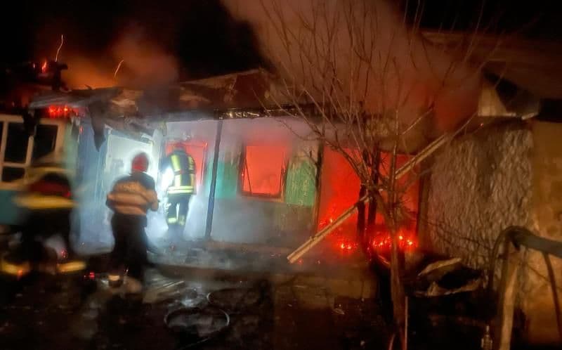 Au rămas fără casă în prima zi de Crăciun. Dramă pentru o familie cu cinci copii și bunica lor - FOTO