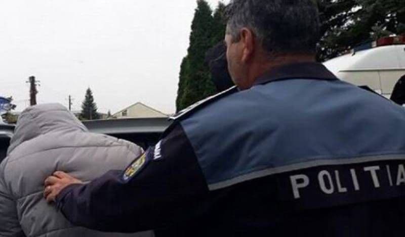 Tânăr reținut după ce a fost surprins de polițiști în timp ce încerca să fure o mașină