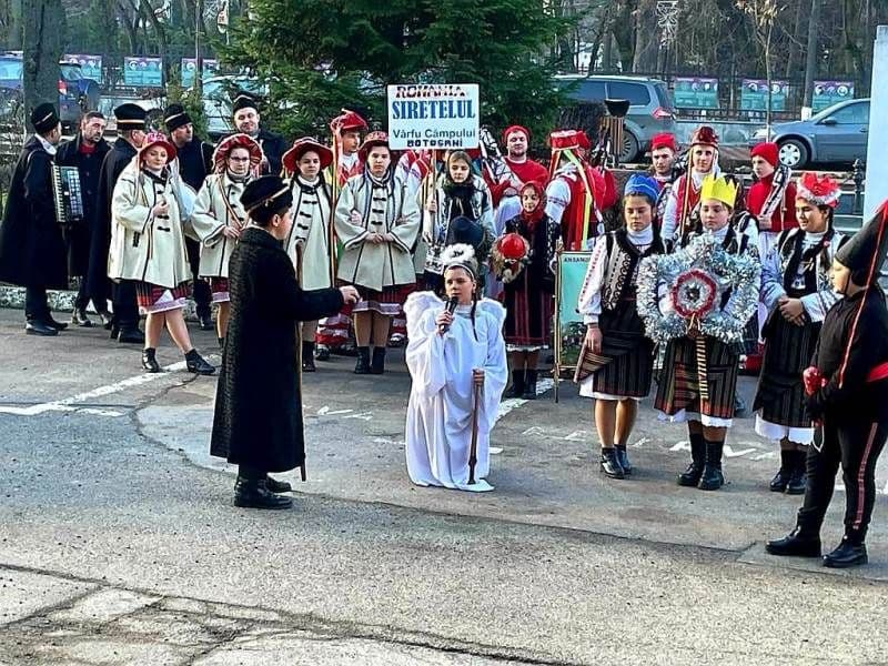 Polițiștii botoșăneni au primit vizita urătorilor din Vârfu Câmpului și Vorona - FOTO