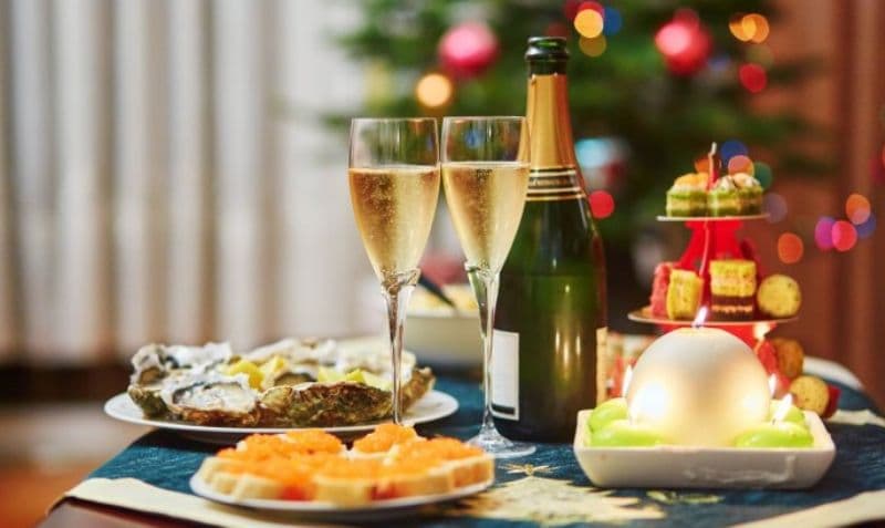 Produsele care nu trebuie să lipsească de pe masa de Revelion. Ce să mănânci pentru a nu avea ghinion