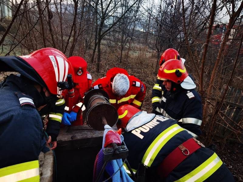 Misiune contracronometru la Dorohoi după ce un bărbat a căzut într-o fântână. Un localnic i-a auzit strigătele de ajutor - FOTO