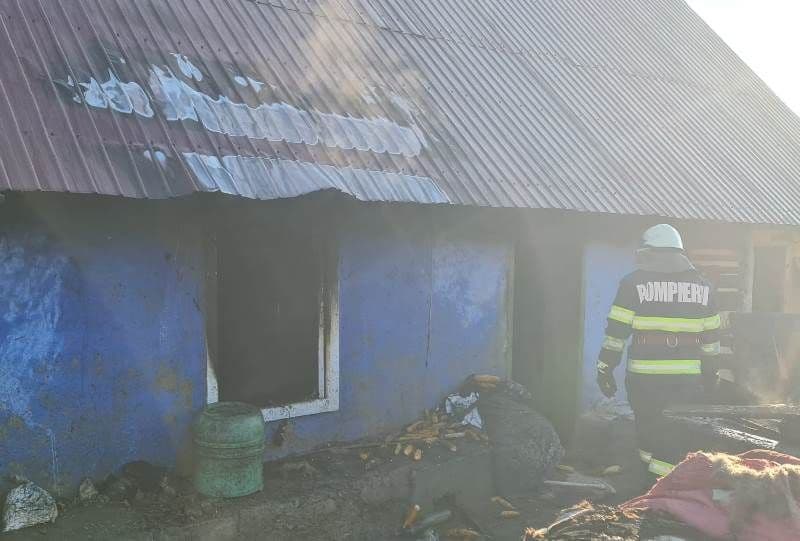 Explozie într-o bucătărie din Adășeni. Pompierii au intervenit de urgență pentru stingerea incendiului
