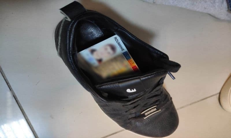 Cărţi de identitate false ascunse în încălţăminte 2