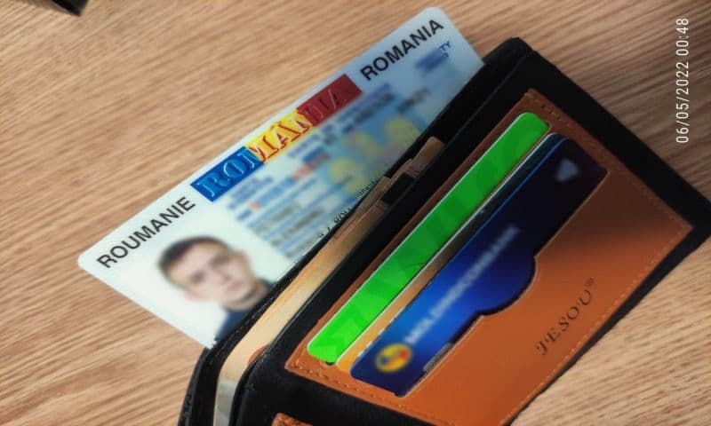Cărţi de identitate false ascunse în încălţăminte 3