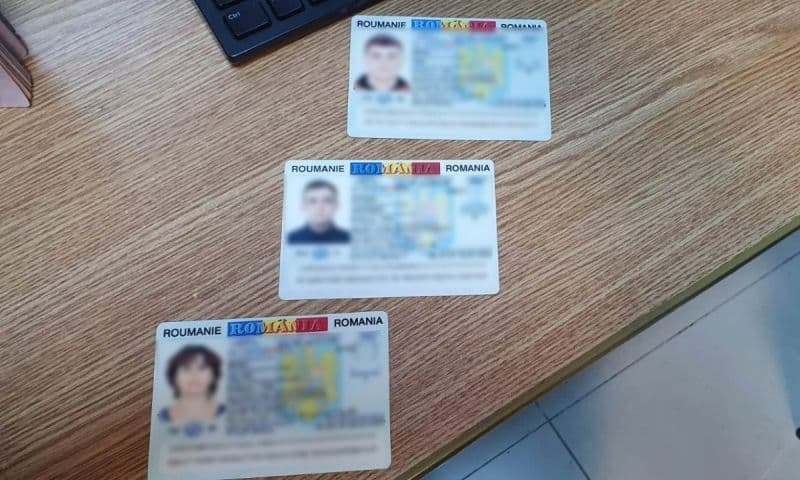 Cărţi de identitate false ascunse în încălţăminte 4