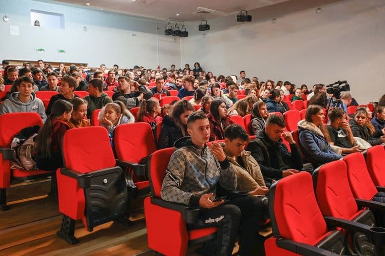 Centrul Cultural Saveni