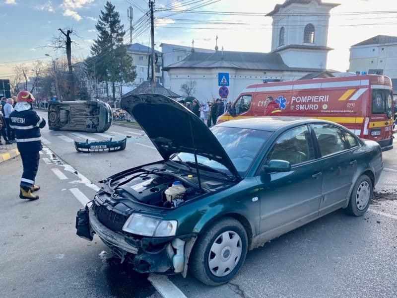 Mașină răsturnată după un accident produs la Botoșani. Un bărbat a ajuns la spital - FOTO