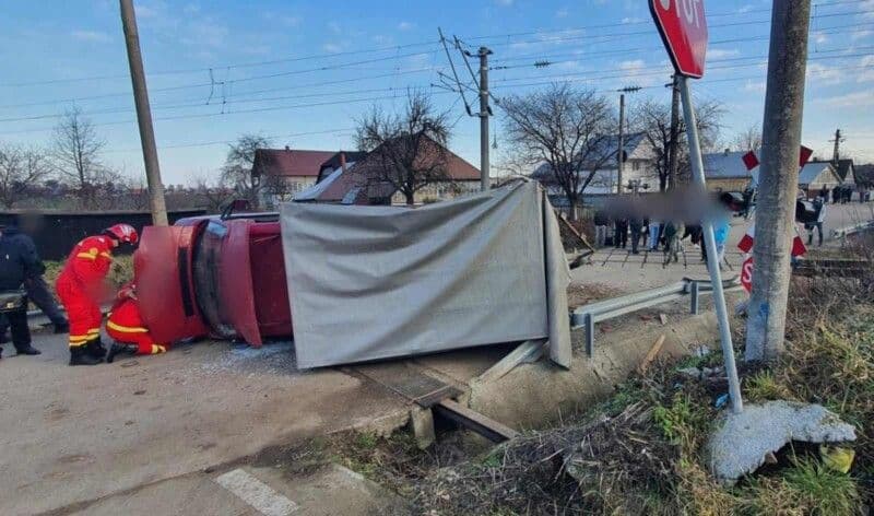 Neatenția se putea transforma în tragedie! Autoutilitară lovită de tren într-o localitate din Suceava