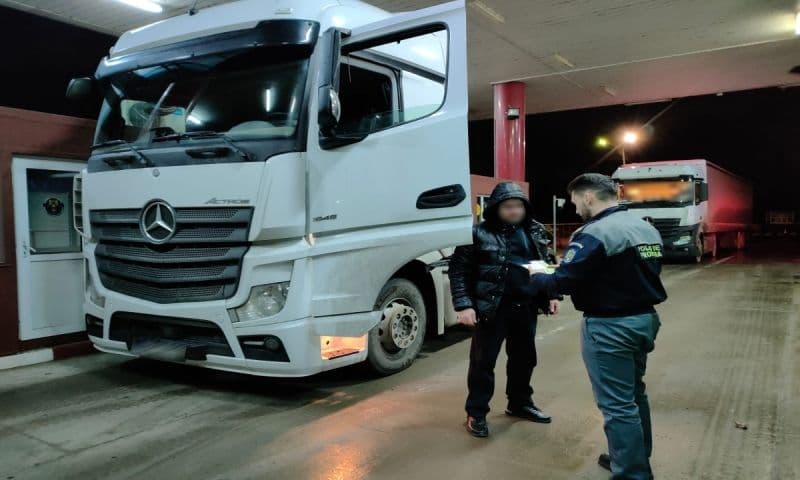 Camion fără drept de circulație pe drumurile publice, descoperit în trafic de polițiștii de frontieră