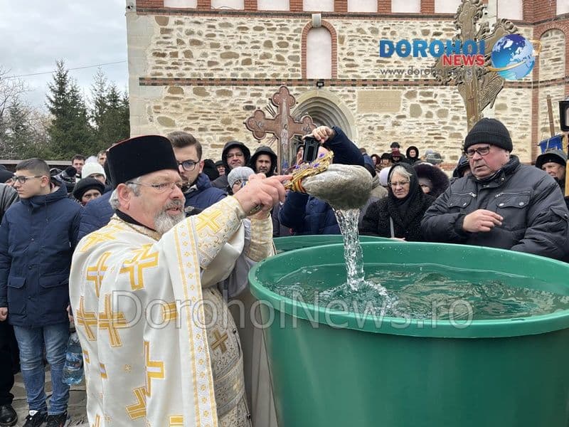Bobotează 2023: Sute de credincioși din Dorohoi au primit agheasma mare - FOTO