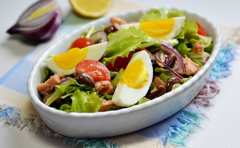 Salată de ton, ouă și ceapă