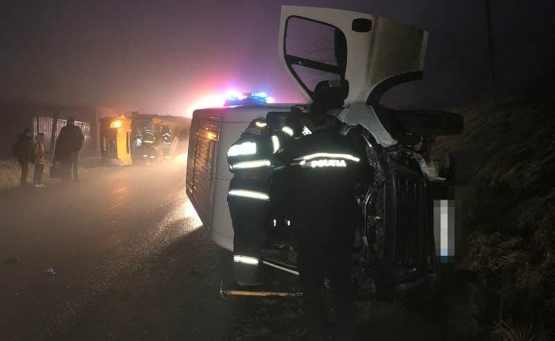 Accident în localitatea Iezer între o mașină de transport pâine și un microbuz școlar - FOTO