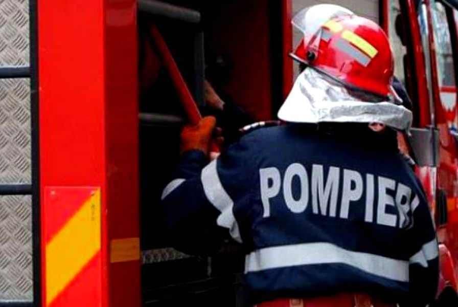 Două case amenințate de flăcări la Tătărășeni și Pădureni