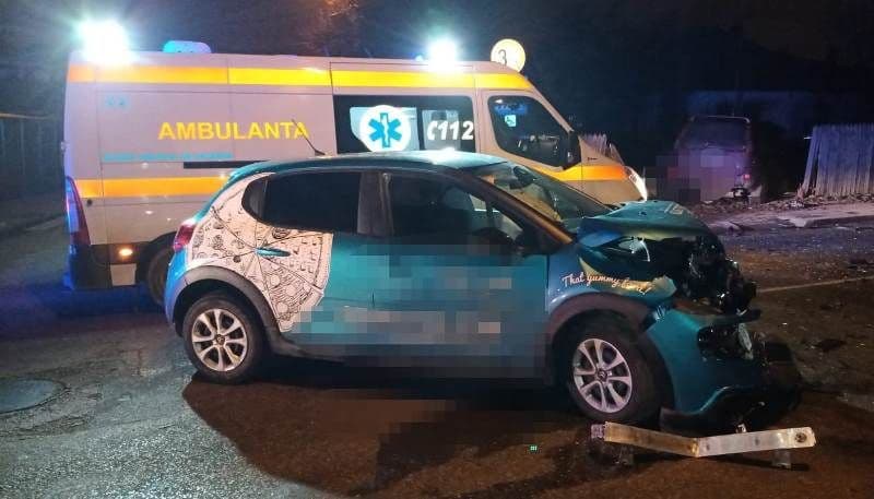 ACCIDENT! Două mașini s-au ciocnit, apoi una s-a proptit într-un gard. Ambii șoferi au fost răniți