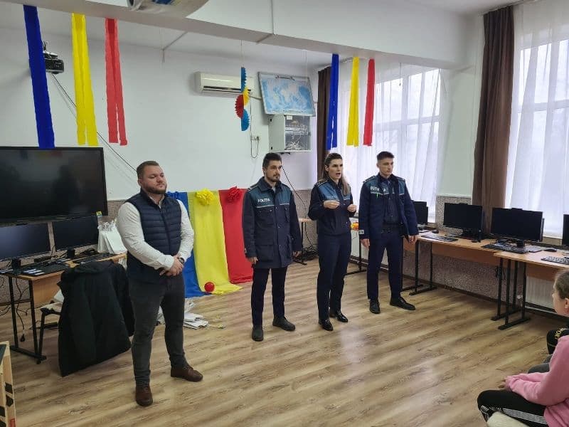 Activități ale polițiștilor botoșăneni privind combaterea violenței în mediul școlar