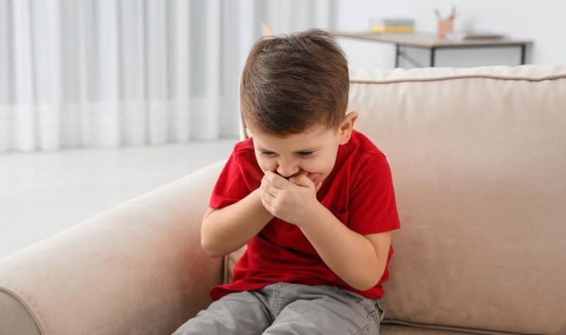 Câteva soluții care îți vin în ajutor atunci când copilul tău vomită