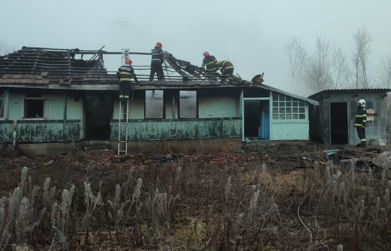 Casa unui bărbat din județul Botoșani a fost distrusă în urma unui incendiu