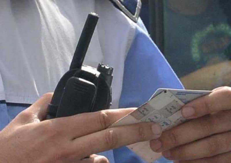 Pericol public! Tânăr cu permis fals și fără RCA prins de polițiști