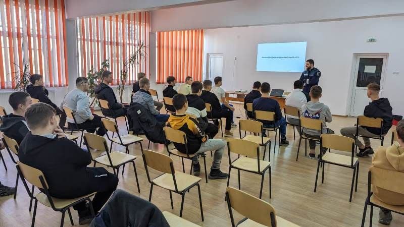 Polițiștii botoșăneni alături de elevii Colegiului Tehnic „Gheorghe Asachi” Botoșani, pentru prevenirea victimizării acestora
