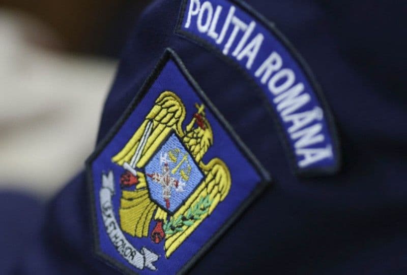 Bărbat prins de polițiști în timp ce vindea mărfuri contrafăcute în parcarea unui supermarket din Botoșani
