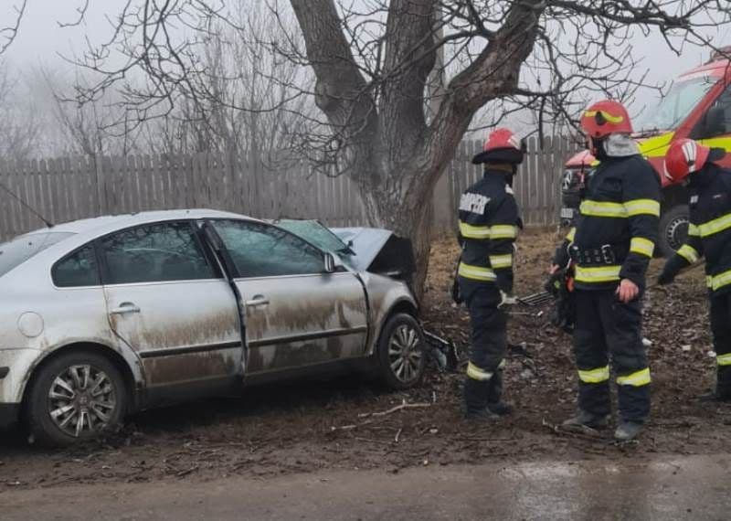 Accident pe drumul Dorohoi – Botoșani! Un tânăr de 22 de ani s-a izbit cu mașina într-un copac - FOTO