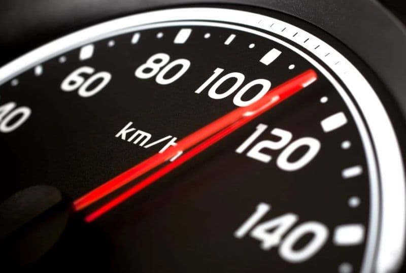 Amendă uriașă pentru un tânăr care a condus cu peste 140 de km/h în localitate și cu documente în neregulă