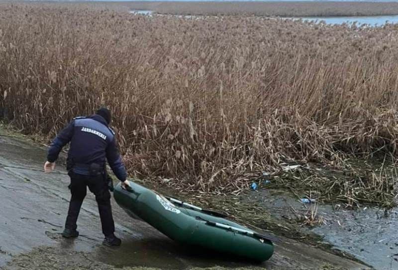 Bărbat ieșit la pescuit prins de jandarmi cu plase monofilament la acumularea Bucecea - FOTO