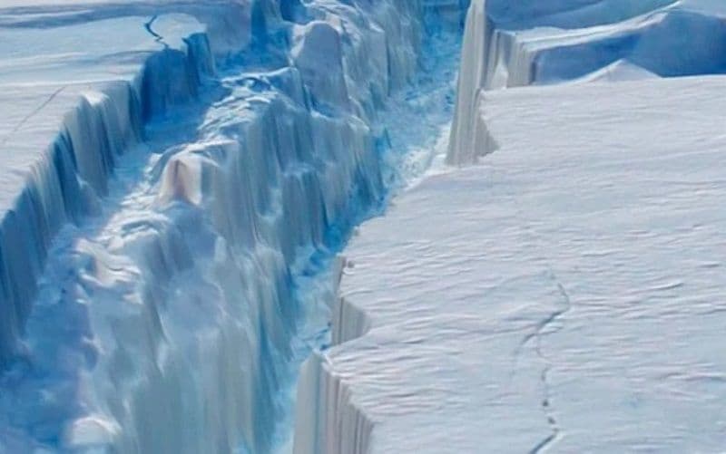 Un aisberg uriaș, de peste 15 ori mai mare decât Parisul, s-a desprins de banchiză în Antarctica