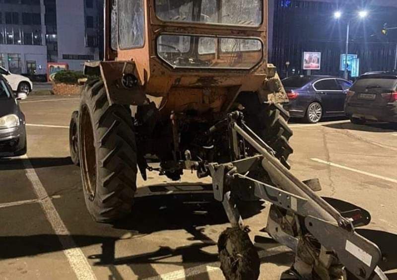 Doi bărbați s-au îmbătat și au mers cu tractorul cu plug la un mall din Iași