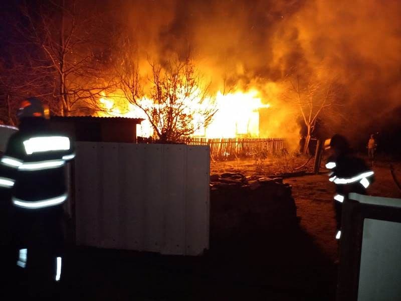 Incendiu puternic! Casă a unei batrâne mistuită de flăcări - FOTO