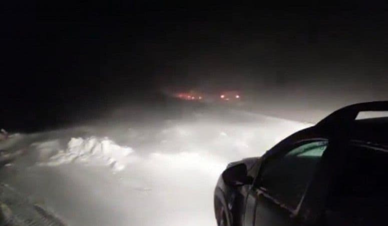 Drumuri închise din cauza viscolului. Pe E85 nu se mai circulă de la miezul nopții
