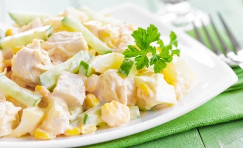 Salată cu ananas și carne