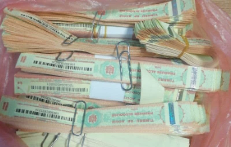 Timbre de acciză și etichete de băuturi alcoolice depistate la intrarea în țară