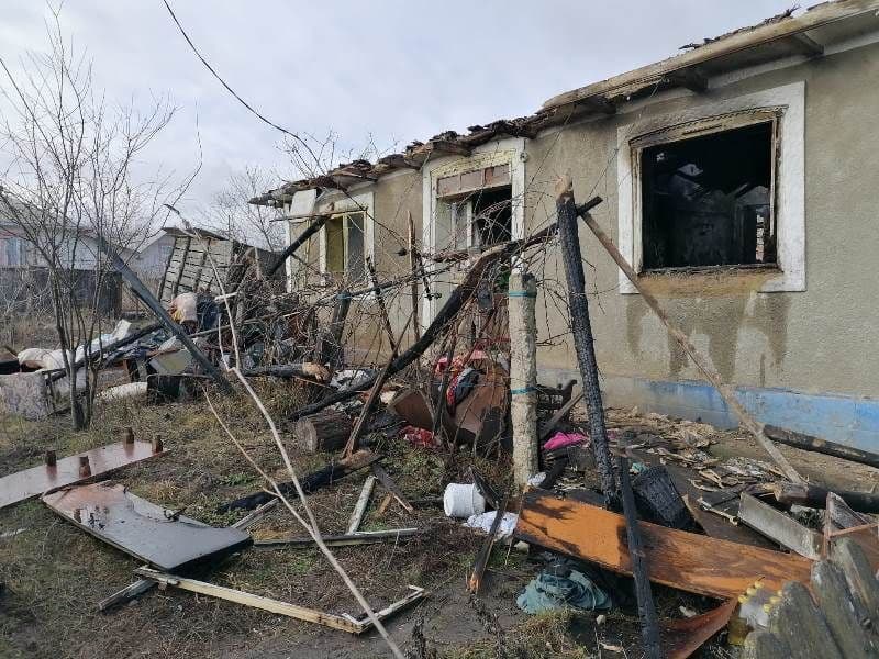 O familie formată din trei persoane a rămas fără acoperiș deasupra capului în urma unui incendiu - FOTO