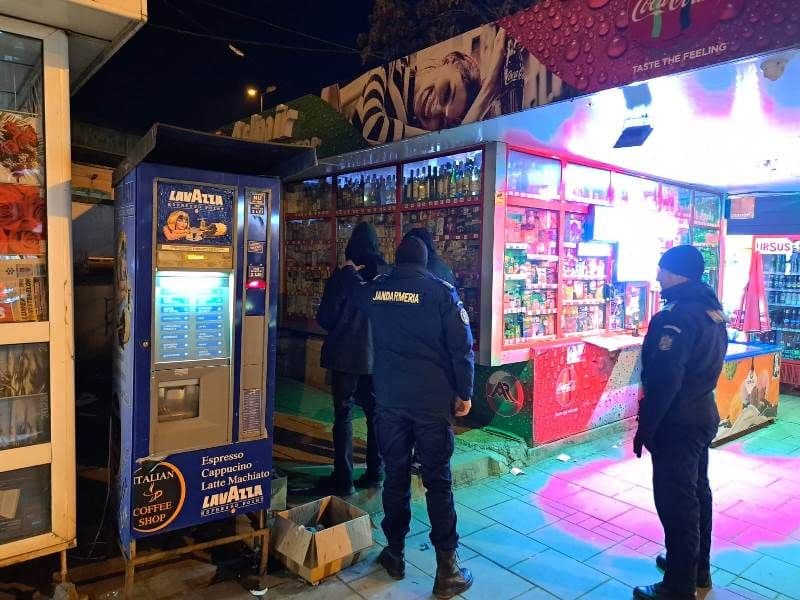 Botoșănean dornic de senzații tari, „buzunărit” de doi tineri în gangul dintre două module stradale