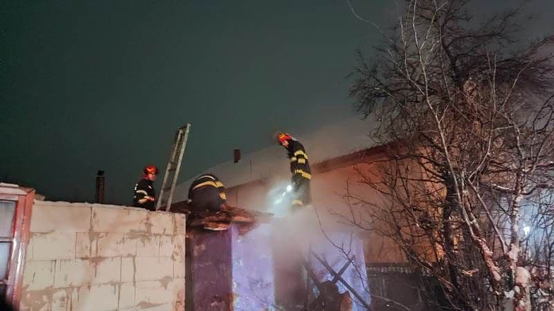 Bătrână rămasă fără locuință după ce a făcut focul în sobă și a plecat de acasă - FOTO