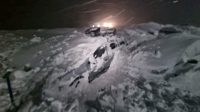 Cabană din Munții Făgăraș cuprinsă de o avalanșă. Mai multe mașini parcate au fost lovite de zăpadă - FOTO