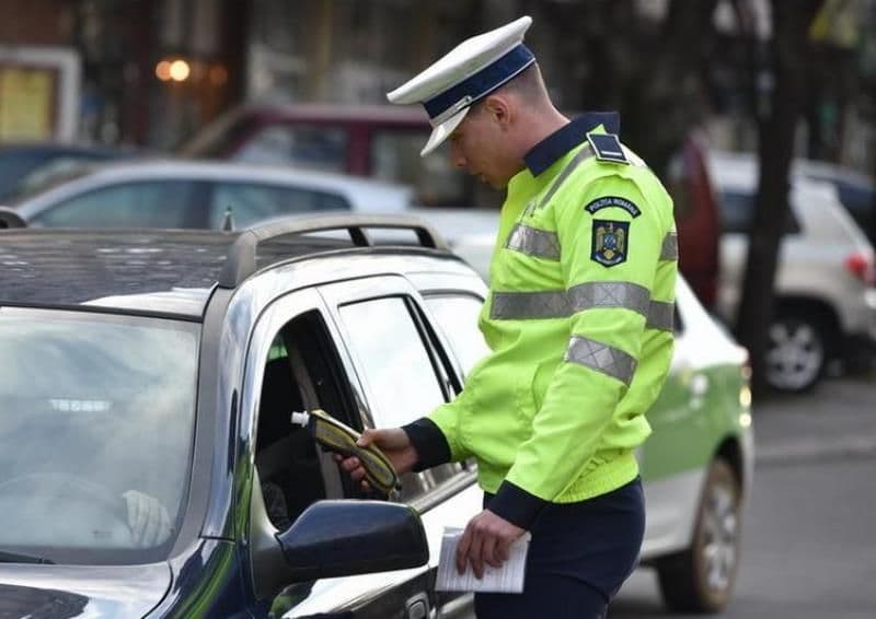 Depistați băuți la volan. Un tânăr a ignorat semnalul de oprire al polițiștilor 