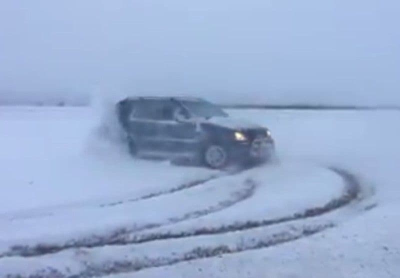 Conducători auto sancționați pentru drifturi făcute în parcările unor supermarketuri din Dorohoi