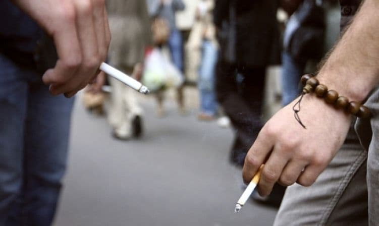 Legea care interzice minorilor să fumeze pe stradă a trecut de Senat