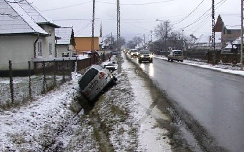 Un șofer băut bine a ajuns cu mașina într-un șanț