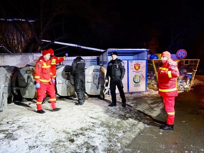 Persoanele fără adăpost, adunate de pe străzi de pompieri și polițiștii locali - FOTO