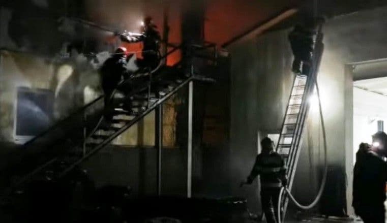 Incendiu violent la o hală de reparații utilaje aparținând unei firme de construcții din Botoșani