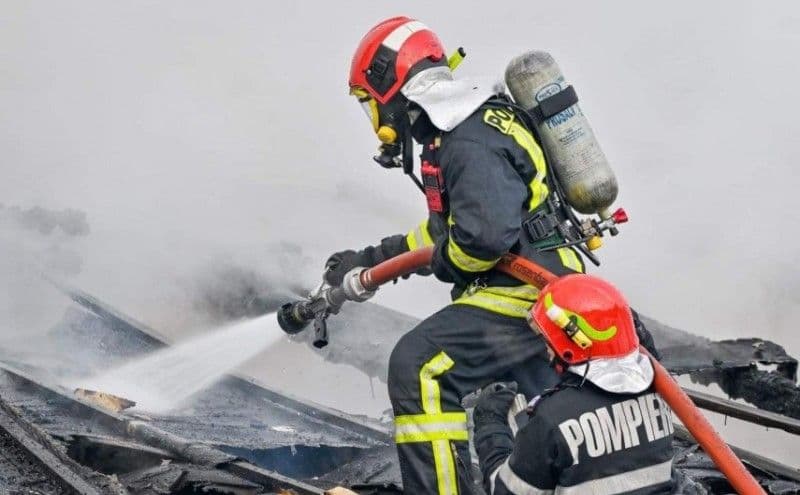 Intervenții ale pompierilor pentru stingerea a patru incendii în ultimele 24 de ore